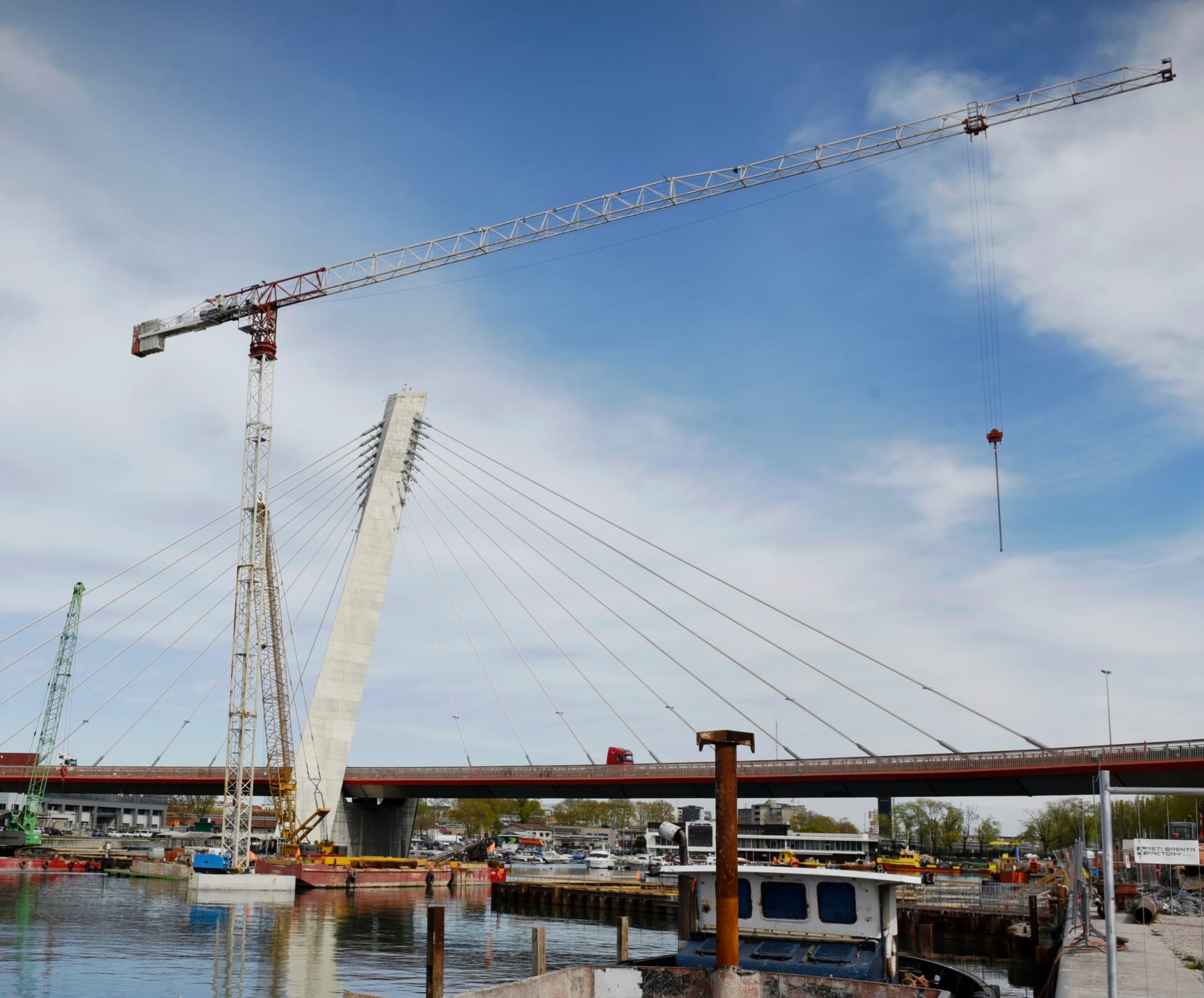 Il cantiere per la realizzazione del nuovo ponte ferroviario