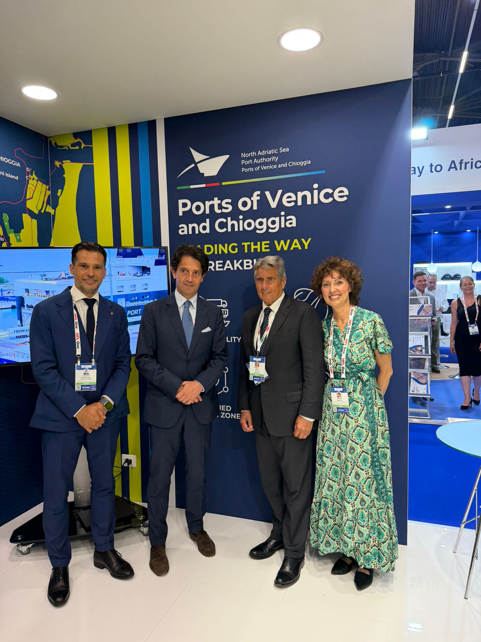 L'Ambasciatore italiano a L'Aia Augusto Massari e il Presidente Assoporti Roberto Petri in visita allo stand AdSP MAS