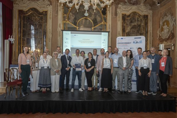 Immagine dei partner del progetto che presentano il MoU appena siglato