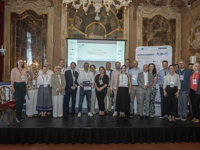 Immagine dei partner del progetto che presentano il MoU appena siglato